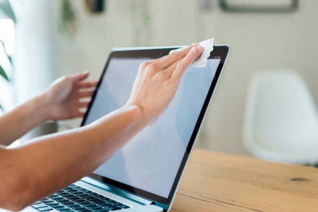 Easy methods to Clear a Laptop Display screen