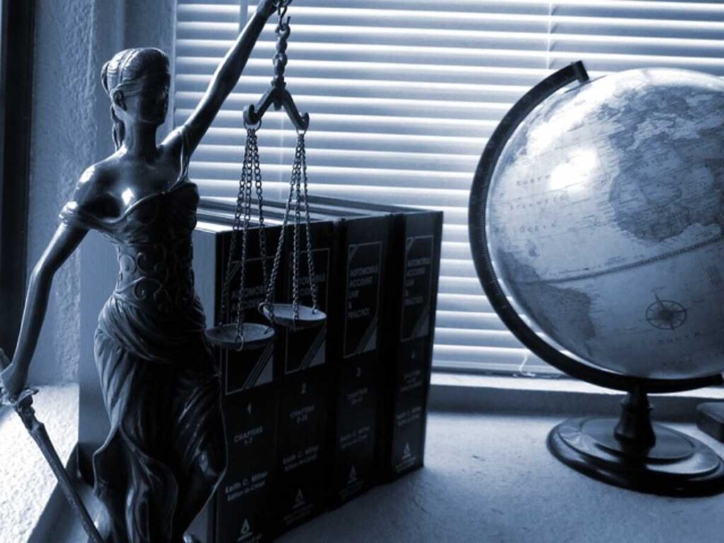 Factors That Influence How Much a Lawyer Makes