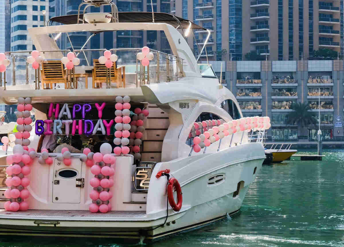 yacht for rent in Dubai